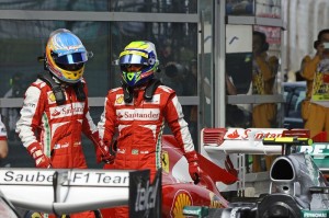 Fernando Alonso e Felipe Massa si congratulano a vicenda al termine delle qualifiche cinesi.