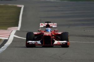 Fernando Alonso (Ferrari) rientra ai box dopo la cavalcata vincente nel GP di Cina.