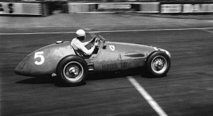 Alberto Ascari al volante della Ferrari 500.