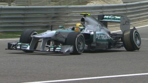 Lewis Hamilton con la sospensione rotta durante le prove di sabato pre-qualifica.