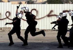 Polizia in azione contro gli oppositori del regime in Bahrain.