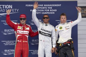 I tre protagonisti delle qualifiche a Shanghai: da sinistra, Fernando Alonso (Ferrari, terzo tempo), Lewis Hamilton (Mercedes, pole), Kimi Raikkonen (Lotus, secondo tempo.