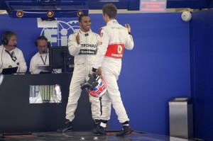 Jenson Button (McLaren) si congratula con Lewis Hamilton (Mercedes) per la pole.