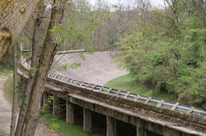Una delle curve sopraelevate del circuito di Monza.