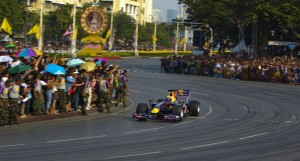 Mark Webber drante la sua dimostrazione con la Red Bull per i viali principali di Bangkok, nel 1010.