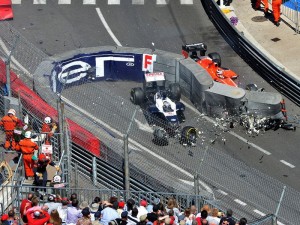 La Willimas FW35 di Pastor Maldonado contro le barriere divelte alla curva del Tabaccaio durante il recente GP di Monaco. L'altra monoposto è la Marussia di Max Chilton, che ha provocato l'incidente.