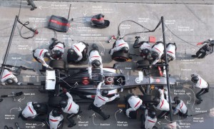 I meccanici cambiano le gomme durante un pit-stop in un Gran Premio