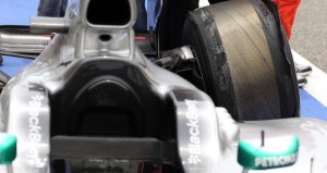 Le prime avvisaglie di cedimento del battistrada sono avvenute durante le qualifiche del GP del Bahrain sulla Mercedes di Lewis Hamilton.