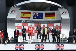 Il podio del GP di Gran Bretagna 2012: da sinistra, Fernando Alonso (Ferrari), Mark Webber (Red Bull) e Sebastian Vettel (Red Bull).