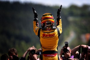 Vandoorne festeggia la sua vittoria in gara 1 della F.Renault 3.5.