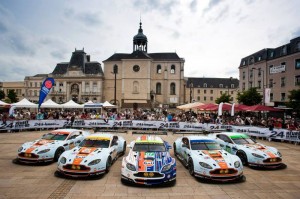 Le cinque Aston Martin Vantage GTE iscritte alal 24 Ore di Le Mans. Al centro, la #97 con la livvrea disegnata da un fan del Marchio britannico.