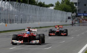 Gp del Canada 2012: Fernando Alonso (Ferrari) precede Lewis Hamilton (McLaren) sul rettilineo d'arrivo.
