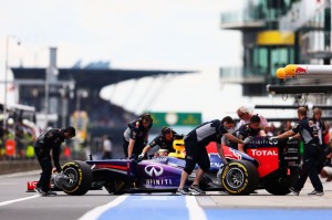 La Red Bull di Sebastian Vettel viene spinta dentro il box al termine della sessione di prove libere al Nürburgring.
