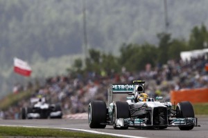 Lewis Hamilton (Mercedes) in azione durante le qualifiche per il GP di Germania 2013.