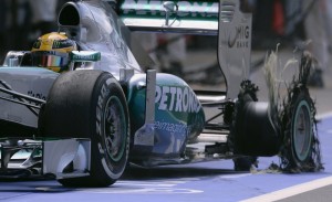 Lewis Hamilton (Mercedes) con la gomma  posteriore sinistra distrutta sul cordolo della curva 4 di Silverstone.