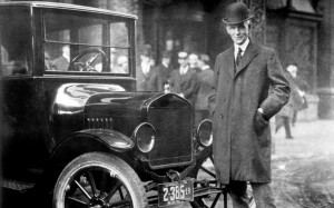 Henry Ford a fianco della mitica Model T (1921).