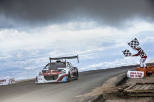 L'arrivo vittoriosio di Sebastien Loeb al volante della Peugeot 208 T16 Pikes Peak.