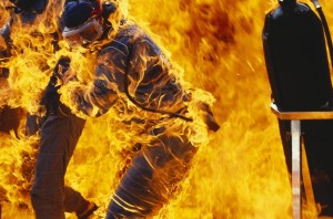GP di Germania 1994: l'immagine drammatica scattata da un fotografo dell'agenzia Lat dell'incendio scoppiato ai box durante il pit stop della Benetton di Jos Verstappen.