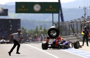 La ruota della monoposto di Mark Webber vola verso i box.