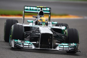 Pole per Lewis Hamilton fra il sole e la pioggia