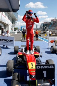 Raffaele Marciello trionfante dopo la sua vittoria in gara 1 al Nurburgring.