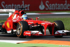 Fernando Alonso in azione durante le prove libere di venerdì a Monza.