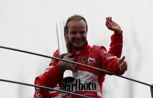 Una curiosa foto di un festante Rubens Barrichelli "tre braccia" sul podio di Monza nel 2004.