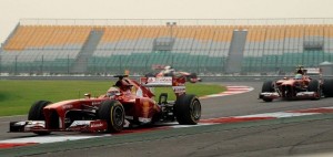 Fernando Alonso e Felipe Massa in prova oggi, in un autodromo pressoché deserto.