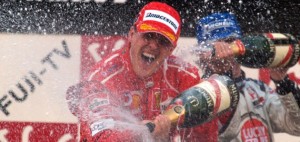 Michael Schumacher festeggia la vittoria nel GP del Giappone del 2004.