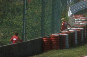 Ayrton Senna ed Alain Prost si guardano minacciosi dopo l'incidente.