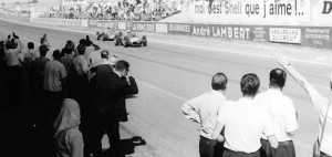 L'arrivo vittorioso di Giancarlo Baghetti al GP di Francia del 1961, in volata sulla Porsche di Dan Gurney.