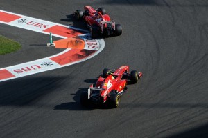 Un'immagine simbolo dell'attuale momento Ferrari: Felipe Massa davanti a Fernando Alonso.