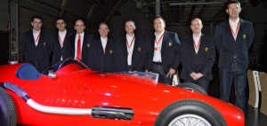 I responsabili della progettazione del nuovo motore Ferrari schierati dietro alla F138 del 1953.
