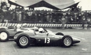 La BRM numero 13 di Moises Solana al via del GP del Messico del 1963.
