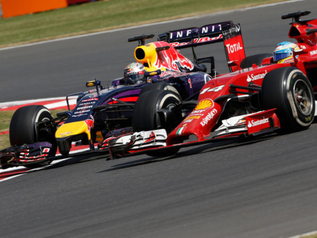 Sebastian Vettel e Fernando Alonso durante una fase del loro "rude" duello.