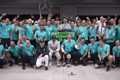 Foto di gruppo del team Mercedes per la vittoria del secondo titolo iridato Costruttori