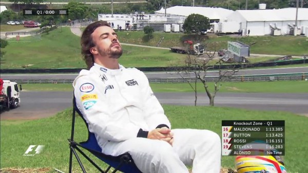 Fernando Alonso prende il sole durante le qualifiche del GP del Brasile 2015