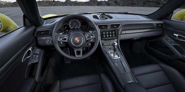 Il posto di guida della nuova Porsche 911 Turbo S