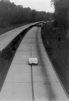 La partenza di Rudolf Caracciola per l'attacco ai record di velocità.