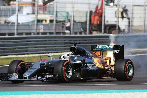 GP della Malesia: il momento in cui esplode il motore della Mercedes di Hamilton