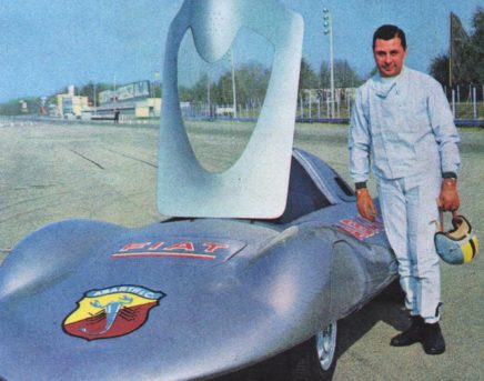 Monza, 1960: Mario Poltronieri accanto alla Fiat Abarth 1000 da record
