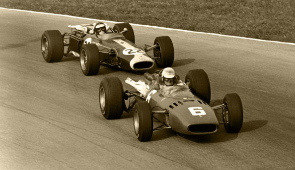 Winner Ludovico Scarfiotti(ITA) Ferrari 312 leads Jim Clark(GBR) Lotus 33, DNF. Ferrari scored a 1-2 finish Italian GP, Monza 4 September 1966