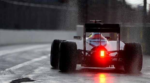 La seconda sessione di prove libere per il Gran Premio di Russia a Sochi è stata disturbata dalla forte pioggia. Nella foto, la partena dai box sotto la pioggia della Williams di Felipe Massa, miglior tempo della sessione.