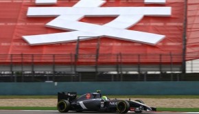 La Sauber transita sotto le tribune di Shanghai durante le prove libere del GP di Cina 2015 di Formula 1