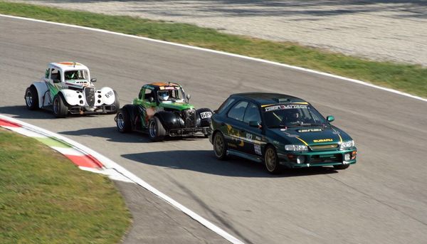 Alcune vetture in pista a Monza durante l'ultimo appuntamento del TAI