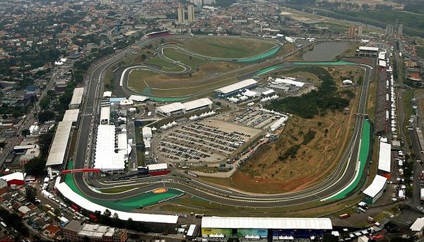 Vista aerea del circuito di Interlagos teatro del GP del Brasile.