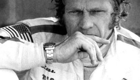 Steve McQueen pensieroso ai box durante la disputa della 12 Ore di Sebring del 1970 dove si classificherà secondo alle spalle della Ferrari di Mario Andretti.