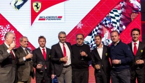 Sergio Marchionne con la squadra Ferrari alla festa fine 2015